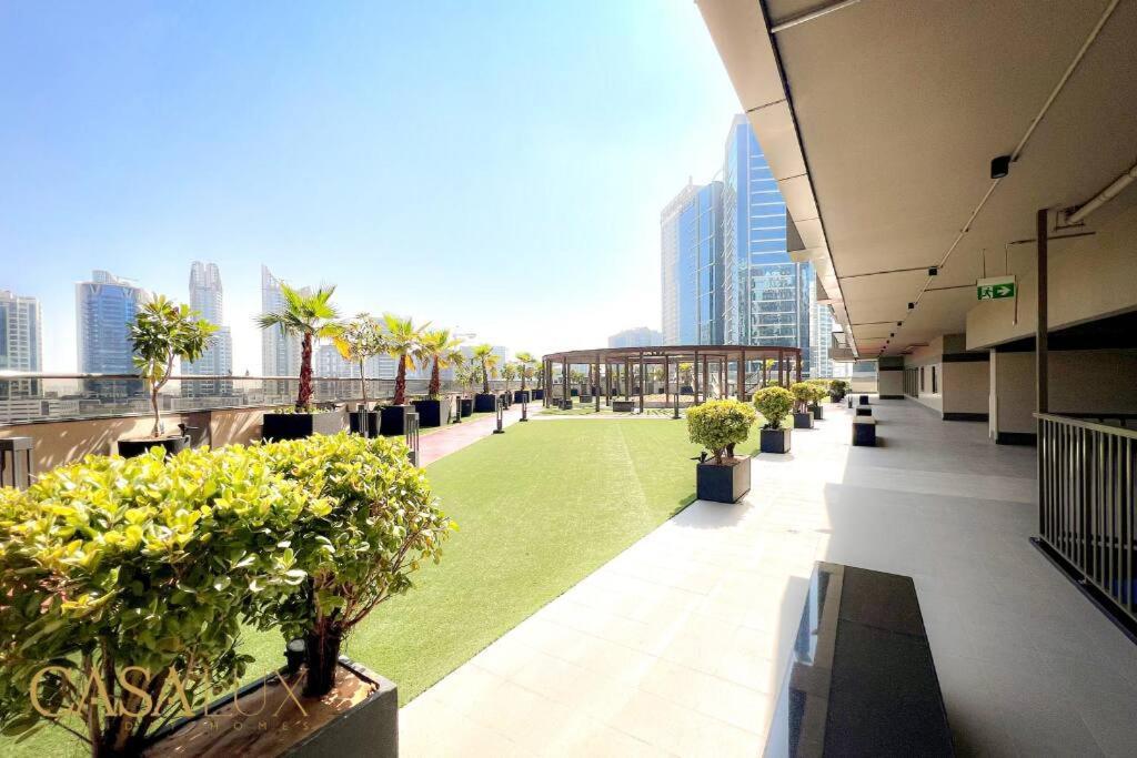 Lovely Big Studio W/ Burj Khalifa View In Downtown Dubai Exterior photo
